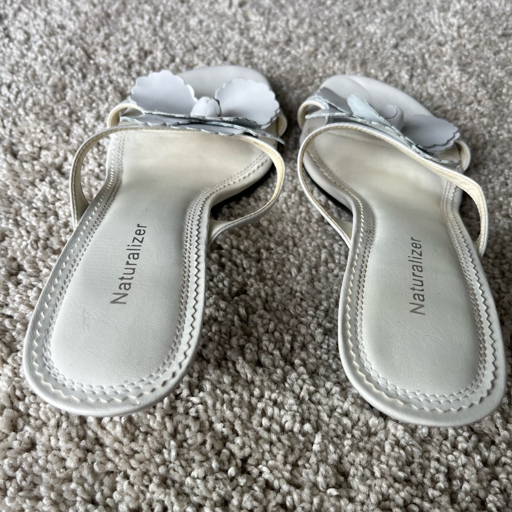 Naturalizer White Flower Sandal Heel, Size Women’s 8 🤍